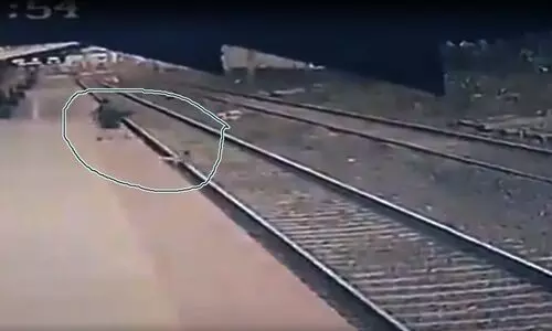 Superman of Railways: Watch this man save a kid from a running train