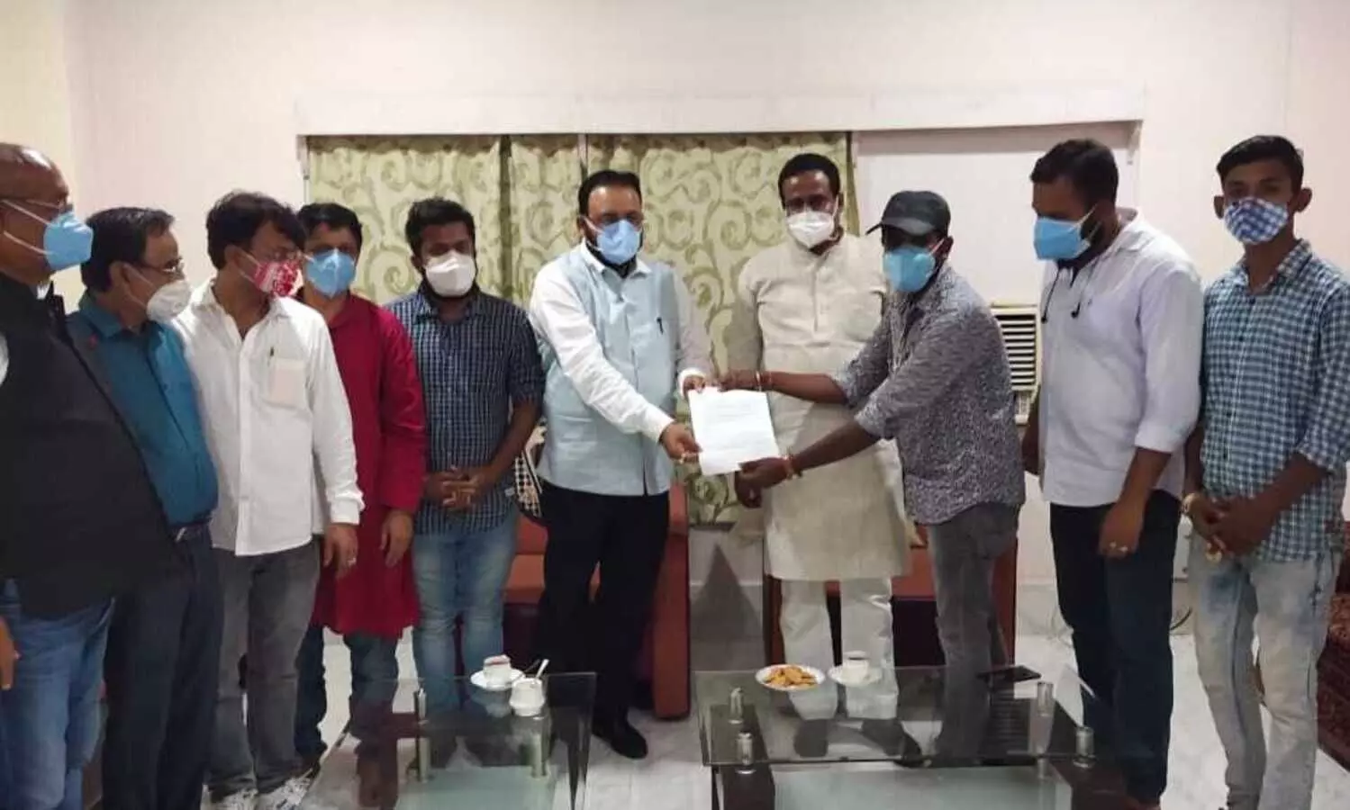 Youths draw Health Ministers attention on need for advanced facilities at SMCH