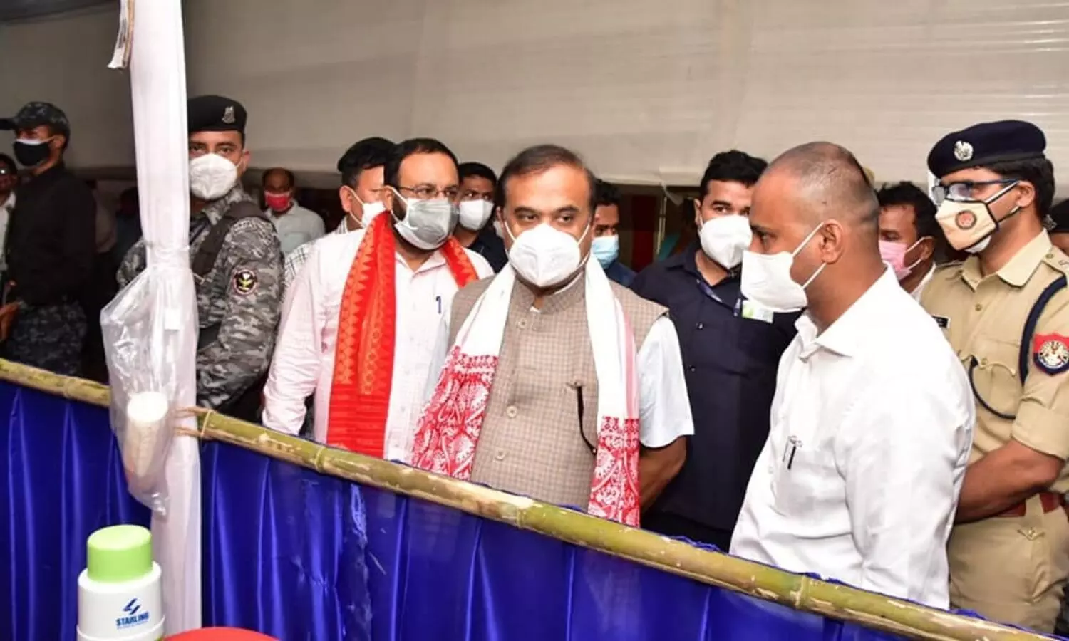 Himanta takes stock of COVID situation in Assam-West Bengal border areas