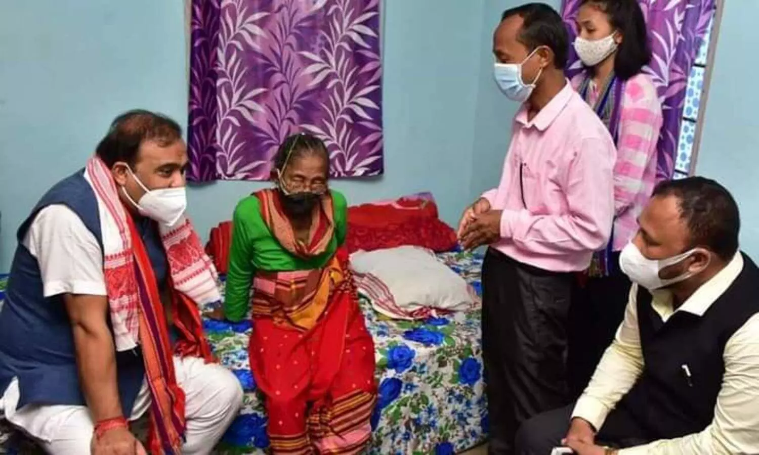 Assam CM hands over Rs 1 lakh cheque to ailing Padma Shri Birubala Rabha