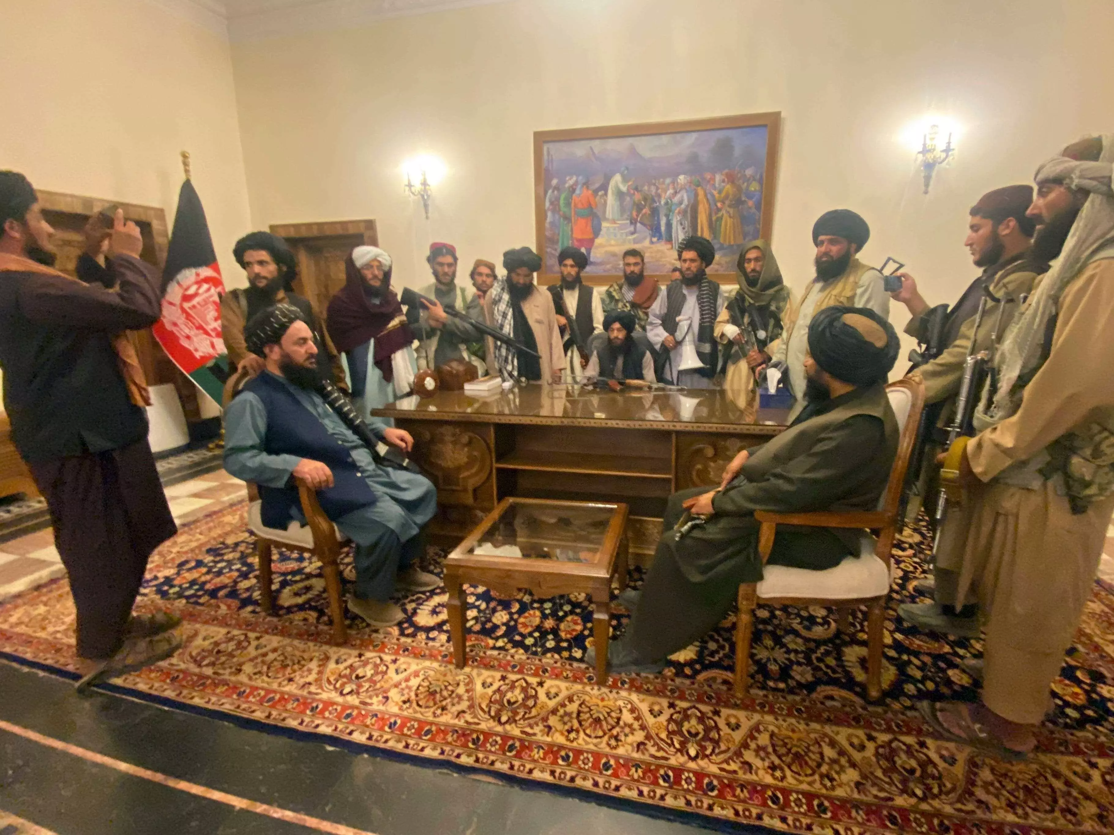 Талибан исключили из списка террористов. Правительство Талибан в Афганистане. Афганистан новое правительство Талибан 2021. Талибы Афганистан 2021 захват. Талибы в президентском Дворце.