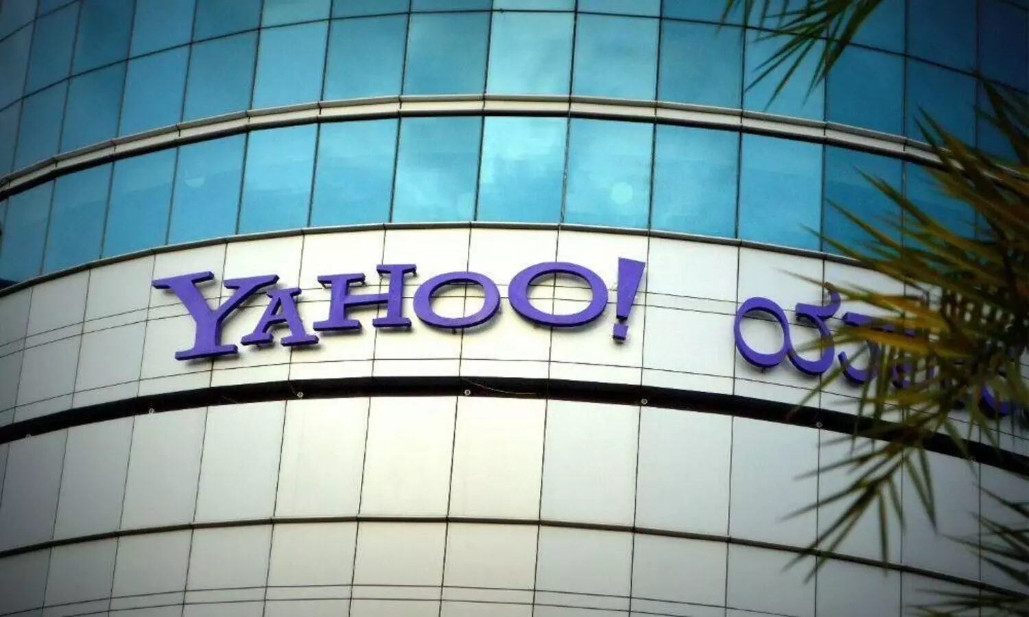 Yahoo shuts down news sites in India