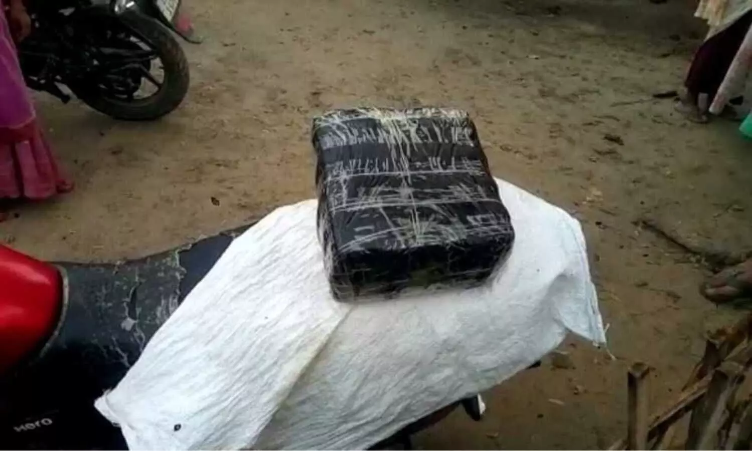 Drug peddlers held in Raha , 5 Kg ganja seized