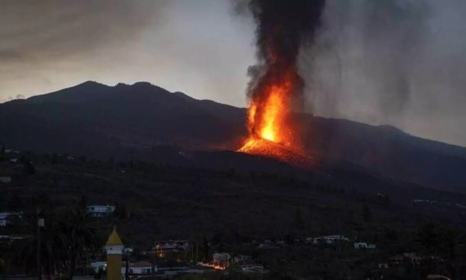 Volcano in Spains La Palma erupts again