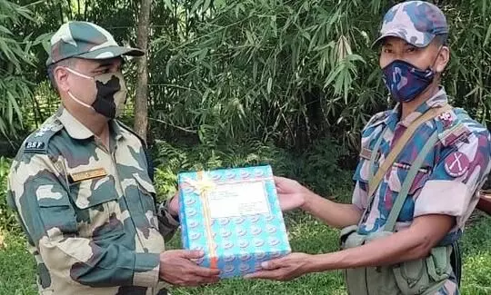 BSF, BGB exchange sweets and greetings at border BSF, BGB exchange sweets and greetings at border