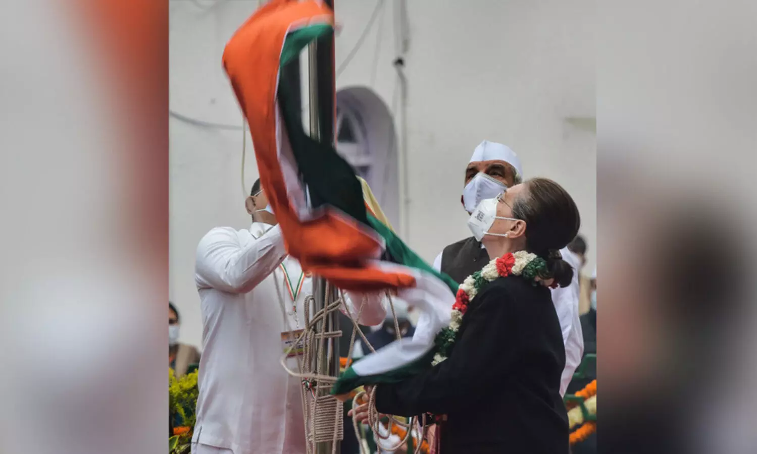 Congress flag falls from post as Sonia Gandhi tries to unfurl it