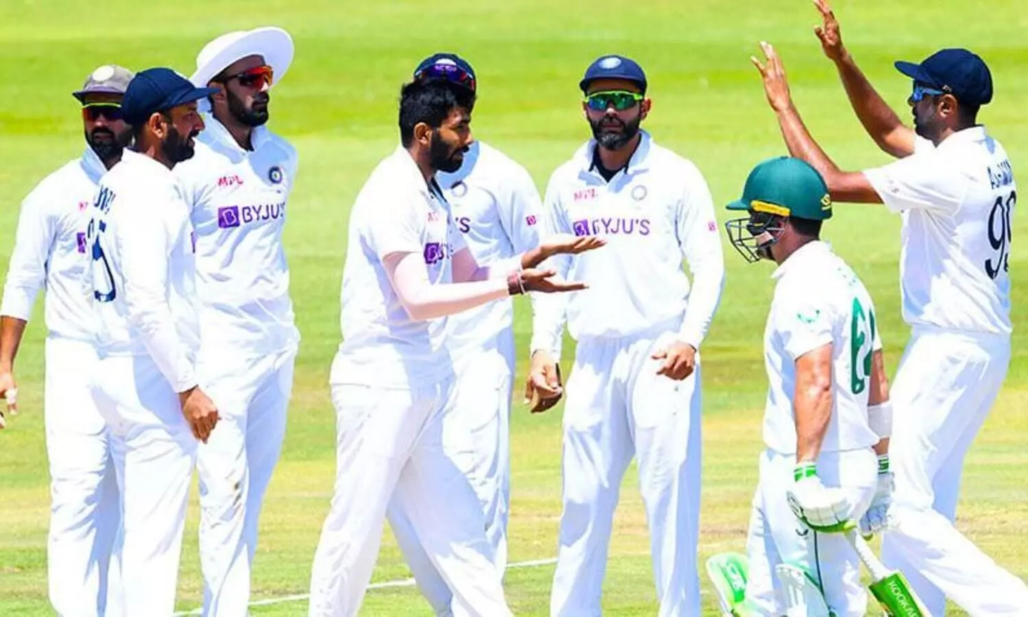 India inch closer as South Africa struggle to 182/7 at lunch