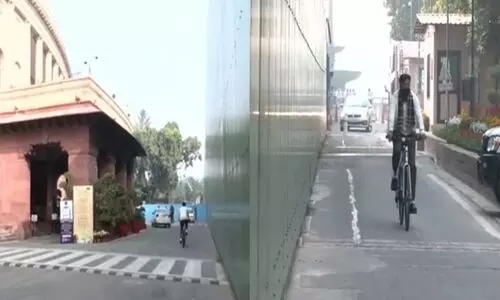 Health Minister cycles to Parliament