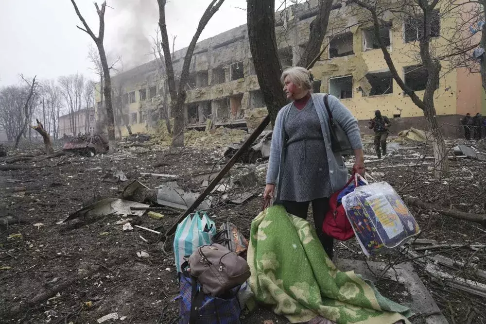 Airstrike hits Ukraine maternity hospital, 17 reported hurt