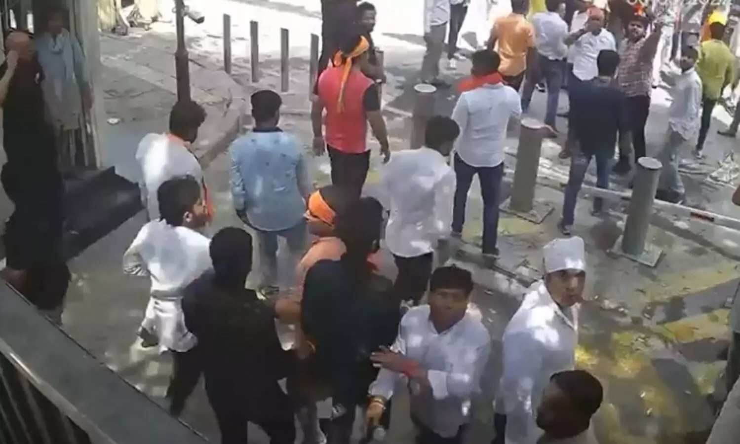 Eight arrested over vandalism outside Kejriwals house