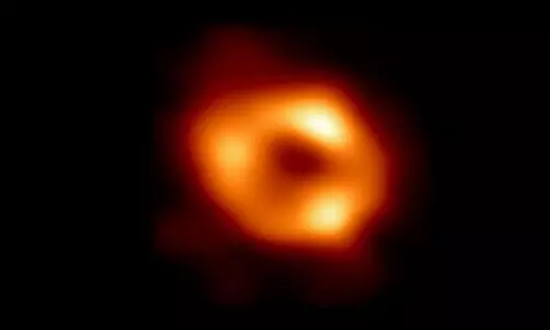 Astronomers capture 1st image of Milky Ways huge black hole