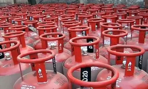 LPG price hiked by Rs 3.5, crosses Rs 1,000 mark