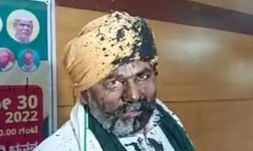 Black paint thrown at Rakesh Tikait in Bluru, 3 nabbed