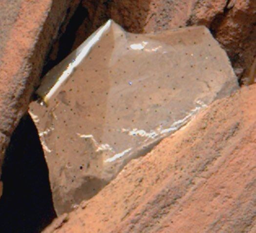 NASA의 화성 탐사선이 암석 사이에서 반짝이는 호일 조각을 발견했습니다.