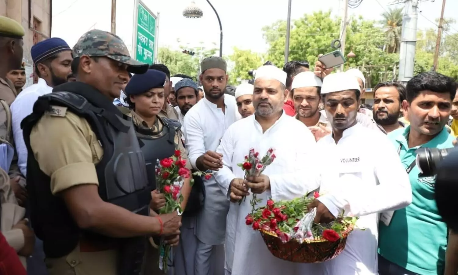 Lucknow cops offer roses to all namazis