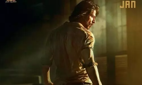 SRK completes 30 yrs in Bollywood, YRF unveils his Pathaan look