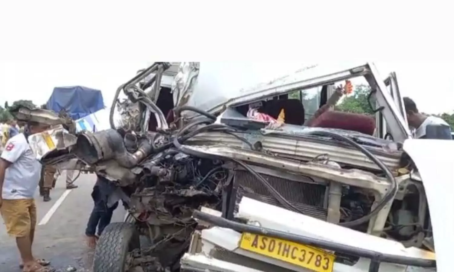 10 injured in head-on collision between traveller and truck in Raha