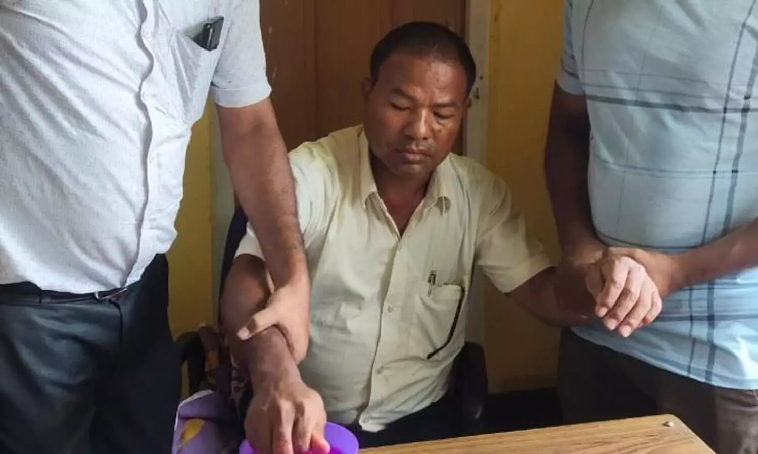 Block Education officer caught red handed while accepting bribe in Rani