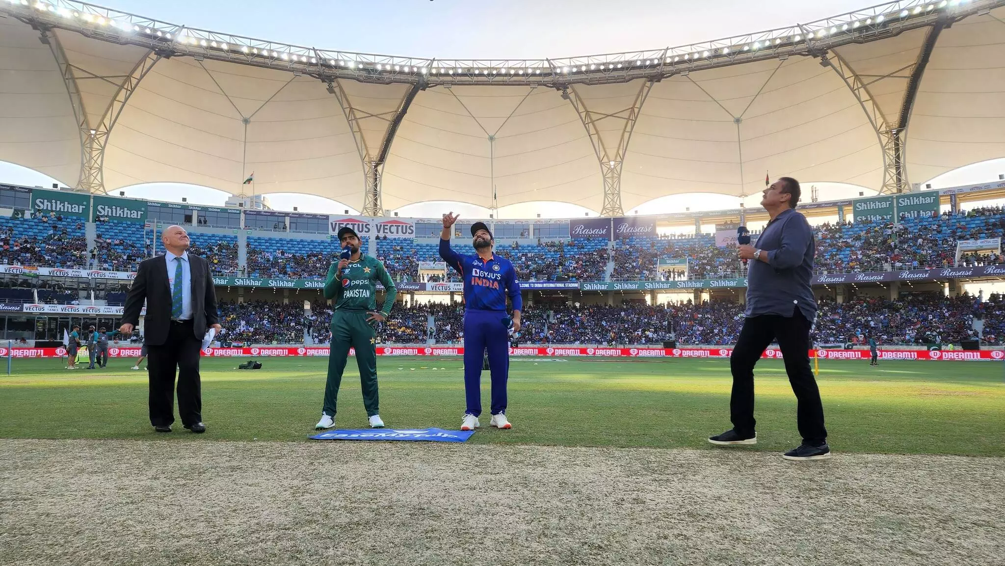India wins toss, elect to bowl against Pakistan in blockbuster T20WC match India wins toss, elect to bowl against Pakistan in blockbuster T20WC match