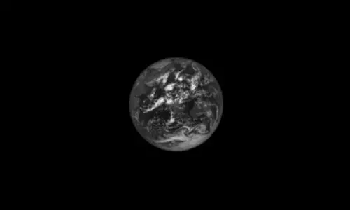 NASAs Lucy spacecraft captures images of Earth, Moon ahead of gravity assist
