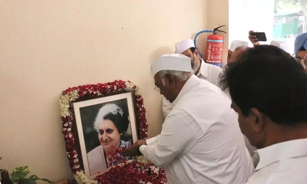 Congress pays tributes to Indira Gandhi on death anniversary Congress pays tributes to Indira Gandhi on death anniversary