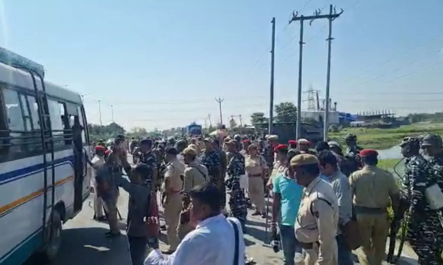 Police Lathi-Charge Protesting AAP Members in Bajali