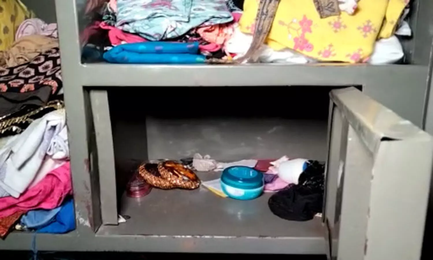 Robbers loot gold ornaments, cash in Biswanath Chariali