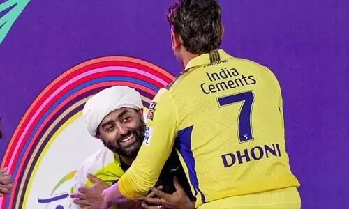 When legends meet: Arijit Singh touches Dhonis feet at IPL opening ceremony