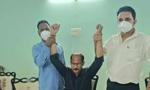 Assam: Another govt employee caught red handed while taking bribe Assam: Another govt employee caught red handed while taking bribe