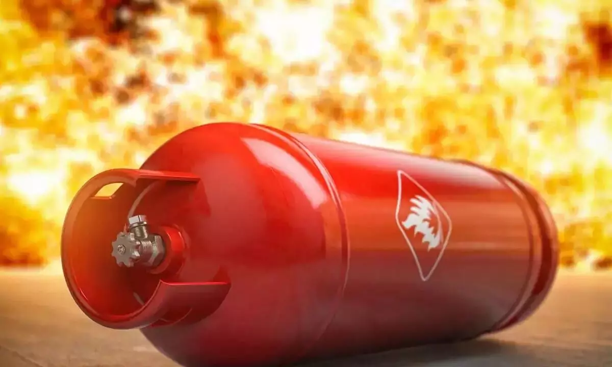 21 injured in Kolkata gas cylinder blast 21 injured in Kolkata gas cylinder blast