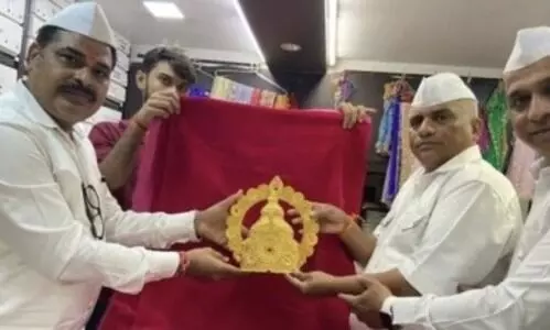 Indian ‘dabbawalas’ gifts ‘puner pagdi’ to King Charles III