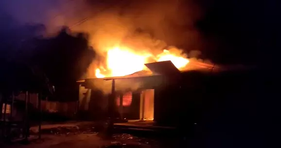 Baihata Chariali: Massive fire breaks out in Bezera Baihata Chariali: Massive fire breaks out in Bezera