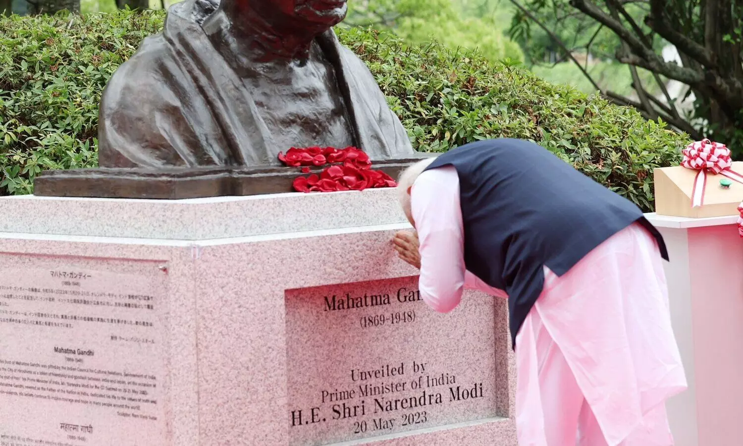 Modi unveils Mahatma Gandhis bust in Hiroshima