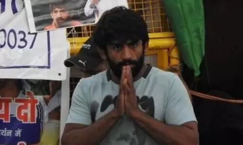 Wrestlers jump over barricades to march towards Parliament