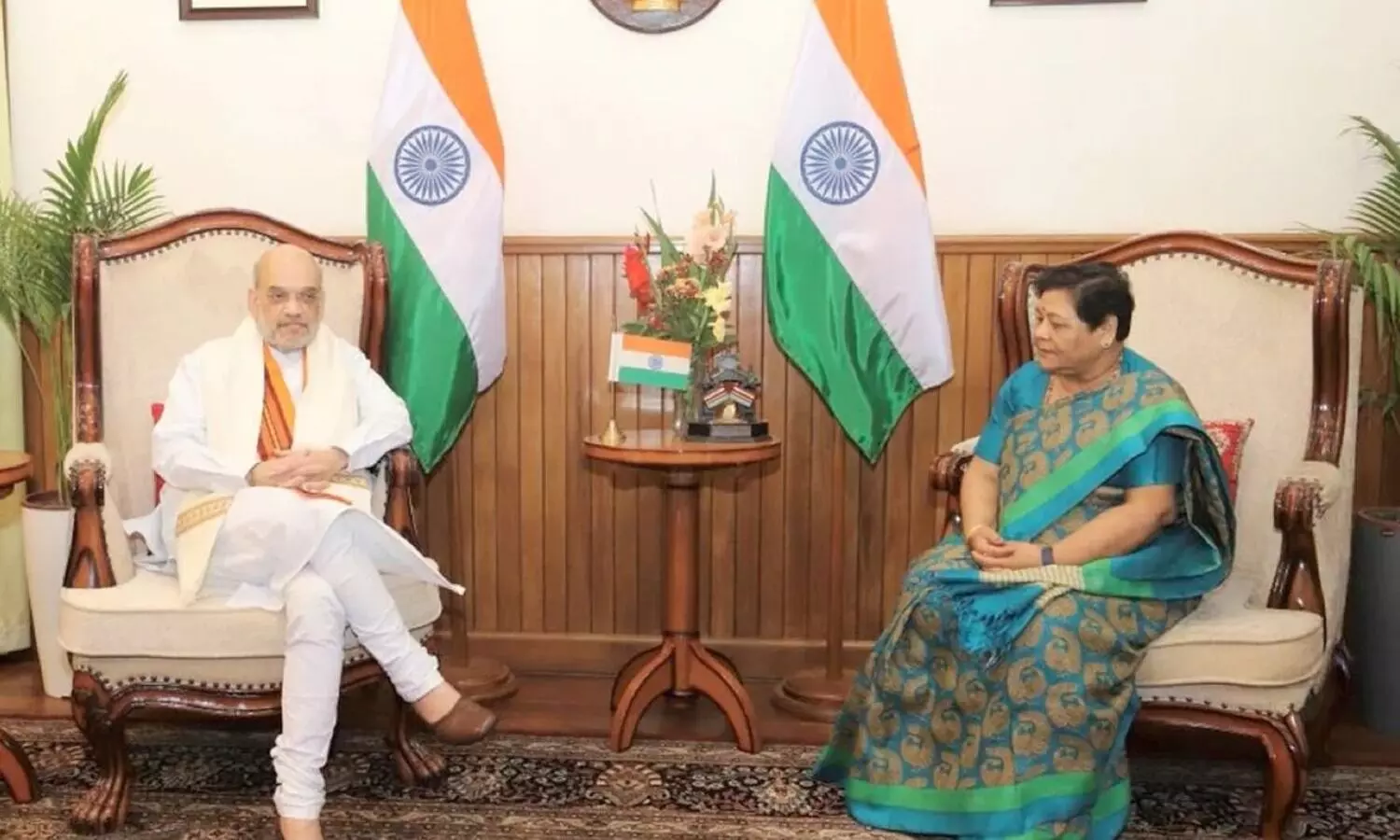 Amit Shah reviews situation in Manipur; citizens welcomes with posters