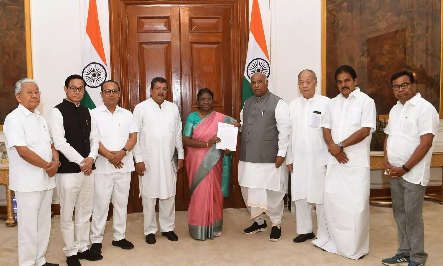 Cong delegation meets Prez over Manipur issue, seeks inquiry commission