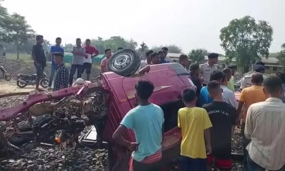 Train collides with vehicle in Assam’s Golaghat Train collides with vehicle in Assam’s Golaghat