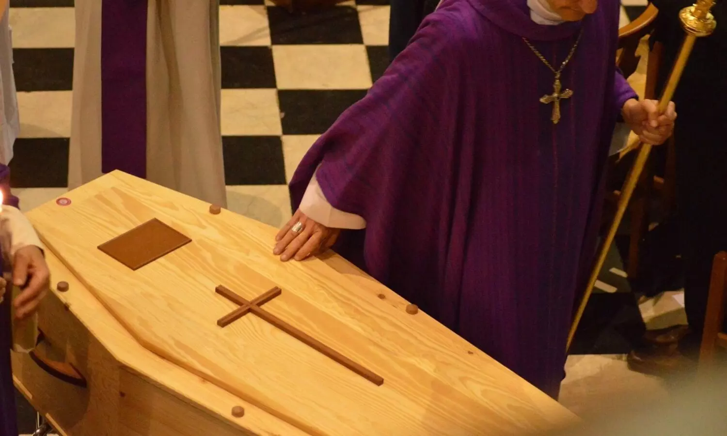 Ecuador: Woman wakes up inside coffin after being declared dead