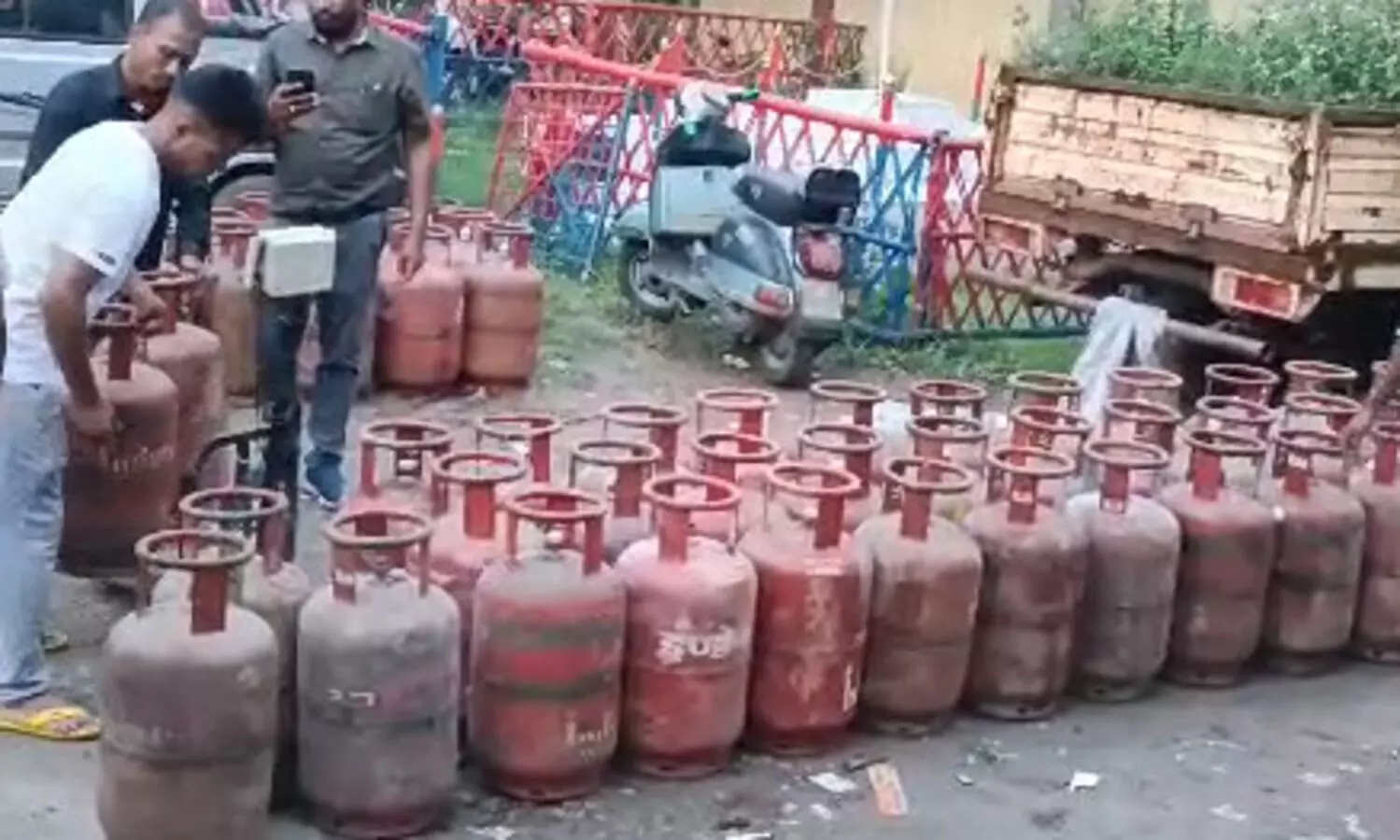 Assam: Illegal LPG refilling gang busted in Digboi, 5 held