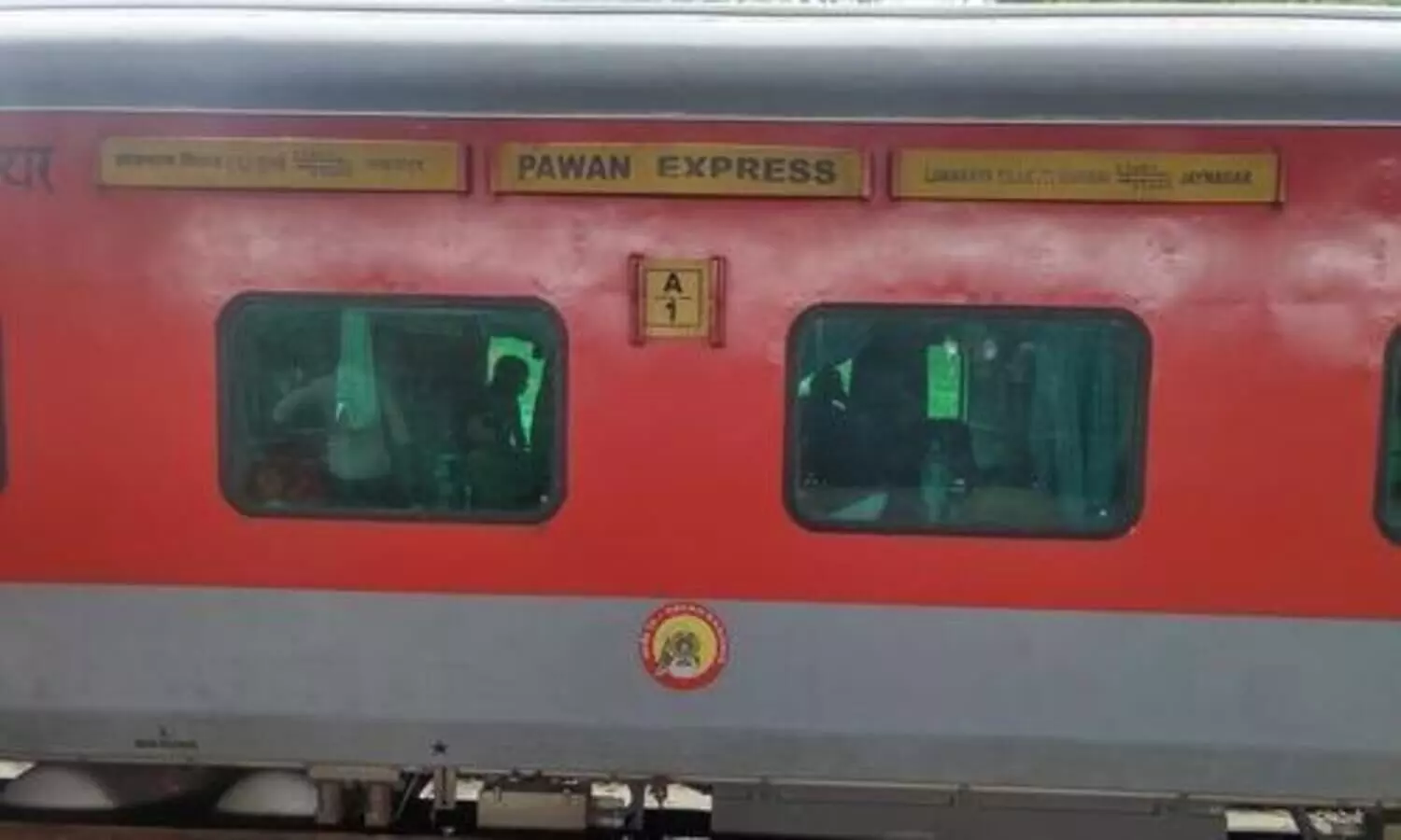 Pawan express runs for 10 km with broken wheel in Bihar