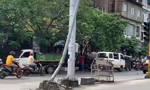 School bus rams into traffic signal in Guwahati