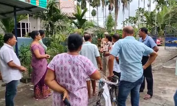 Daylight robbery in Biswanath Chariali: Miscreants decamp with cash and ornaments Daylight robbery in Biswanath Chariali: Miscreants decamp with cash and ornaments