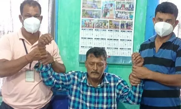 Dhubri: Vigilant sleuths arrest govt official for taking bribe Dhubri: Vigilant sleuths arrest govt official for taking bribe