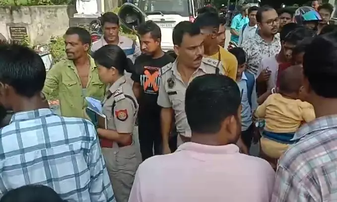 Assam: Gang caught red-handed while attempting to steal money in e-rickshaw Assam: Gang caught red-handed while attempting to steal money in e-rickshaw