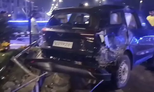 Speeding car rams into Assam map structure atop Shraddhanjali Flyover; two injured