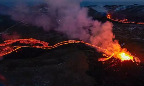 Iceland declares state of emergency after 800 quakes within 14 hours