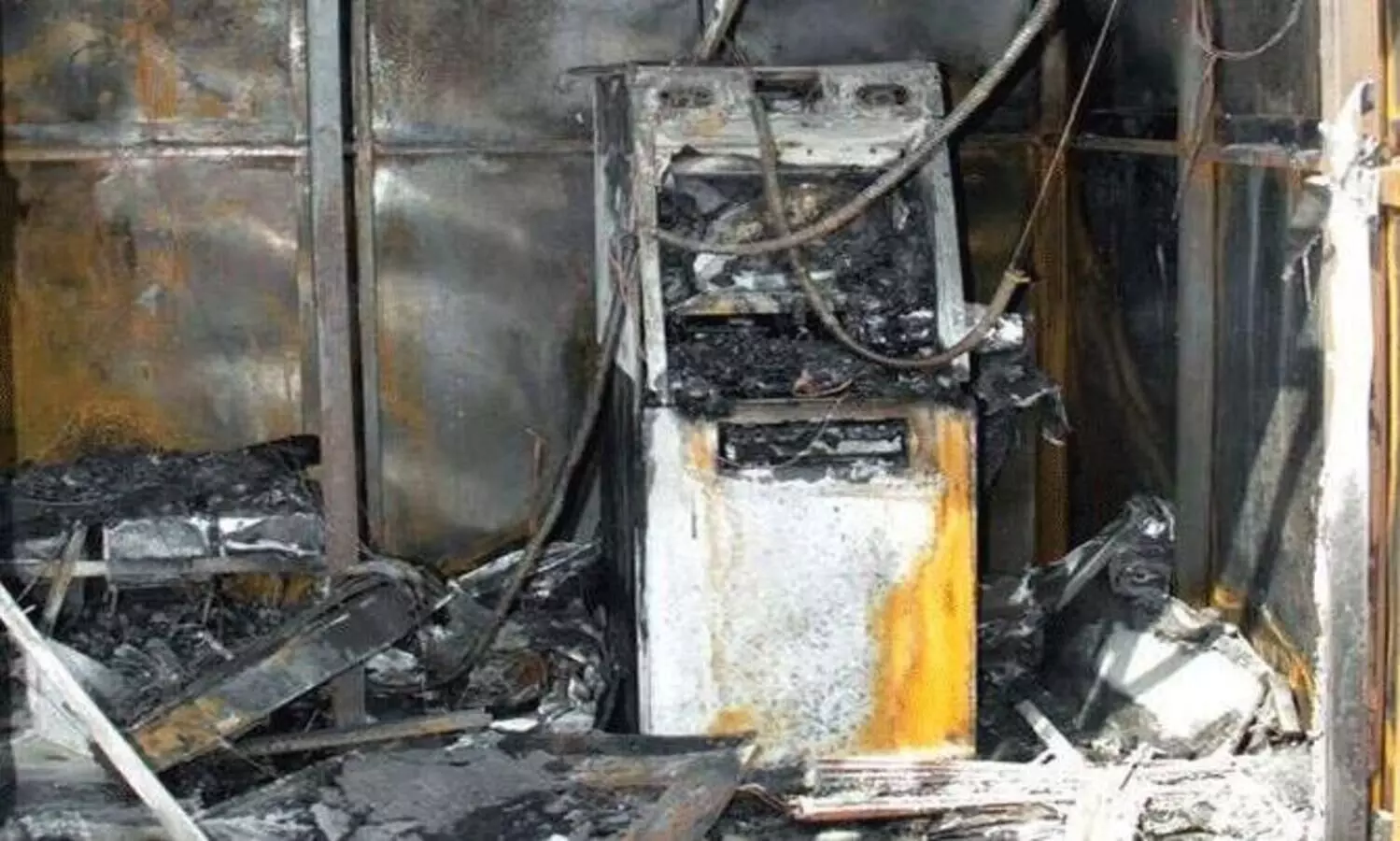 Rs 21 lakhs burnt after thieves attempt to rob ATM using gas cutter in Maharashtra