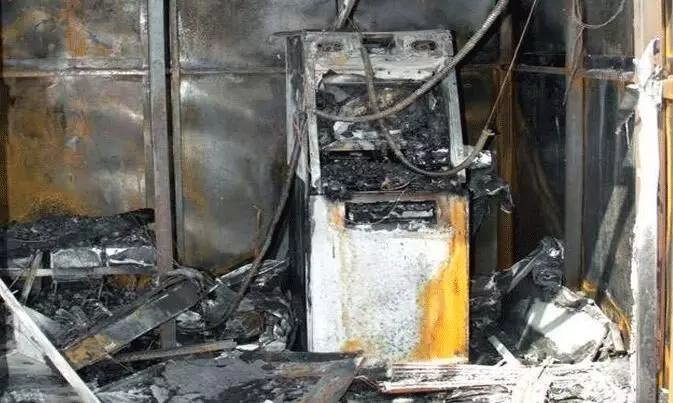 Rs 21 lakhs burnt after thieves attempt to rob ATM using gas cutter in Maharashtra Rs 21 lakhs burnt after thieves attempt to rob ATM using gas cutter in Maharashtra