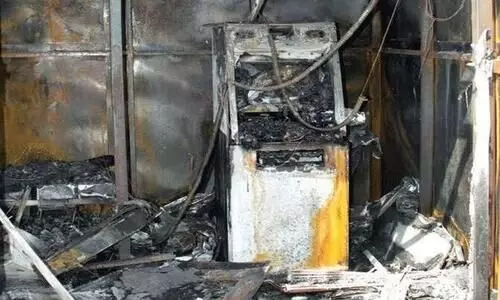 Rs 21 lakhs burnt after thieves attempt to rob ATM using gas cutter in Maharashtra