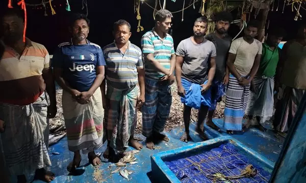 Sri Lankan Navy apprehends 18 Indian fishermen Sri Lankan Navy apprehends 18 Indian fishermen
